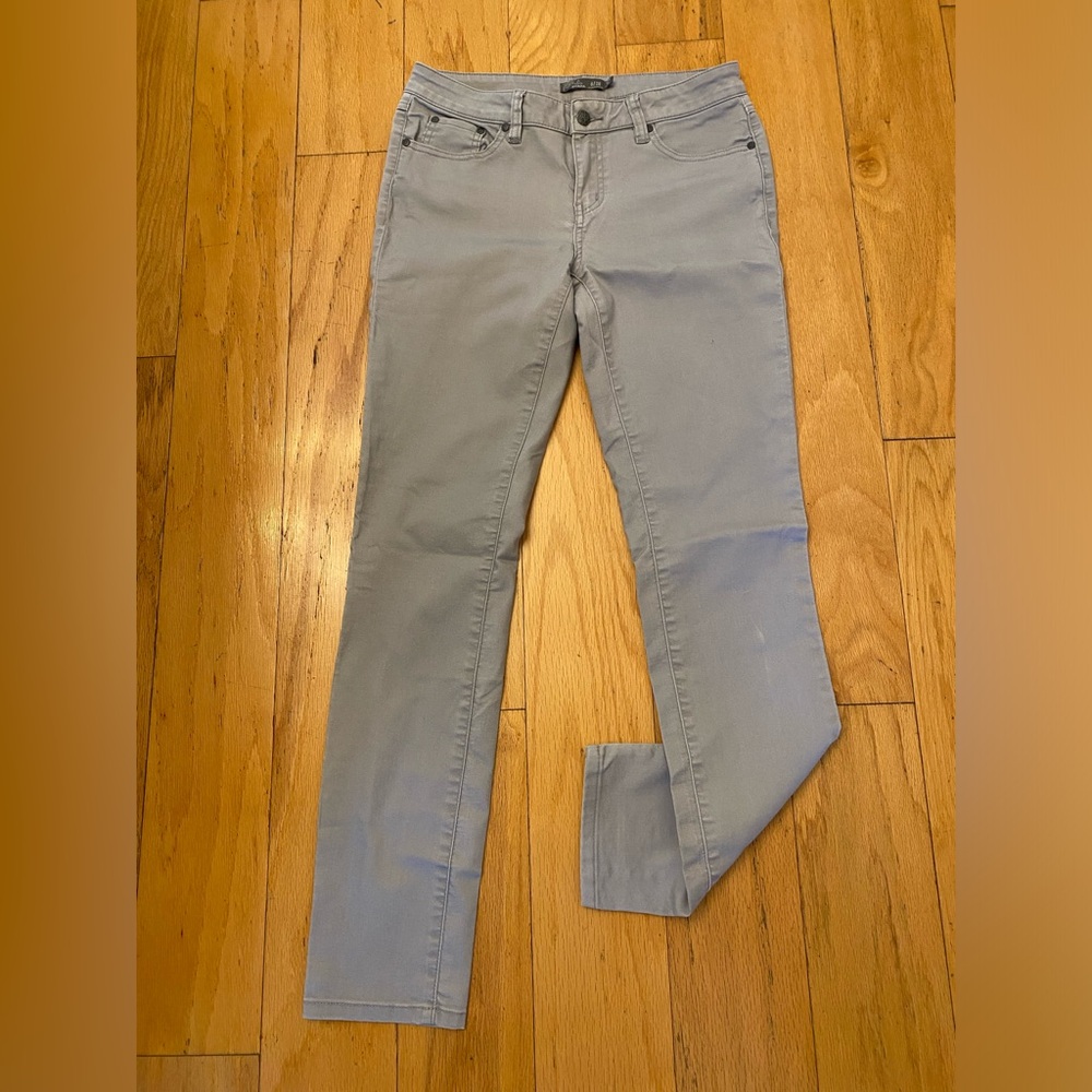 Prana Women’s Jeans in Stone Grey. Size 6/28